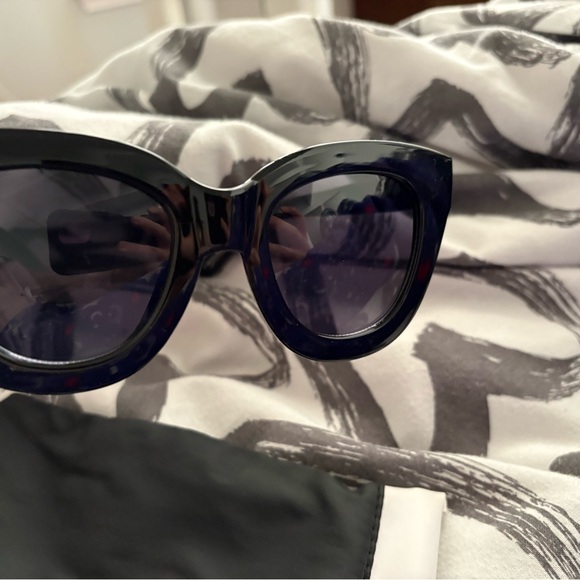 Quay Black Sunglasses - Picture 2 of 4